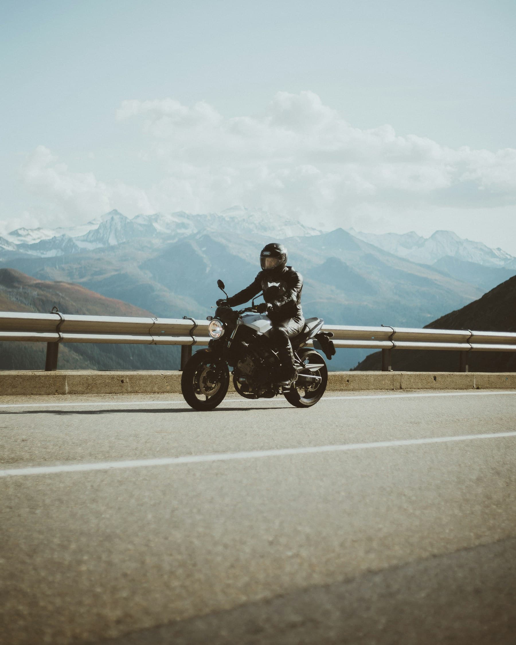 Motociclist pe un traseu alpin, imagine pentru comunicarea în grup