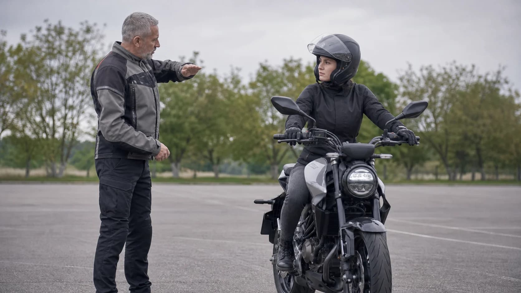 Imagine editorială despre costul primului an cu motocicleta