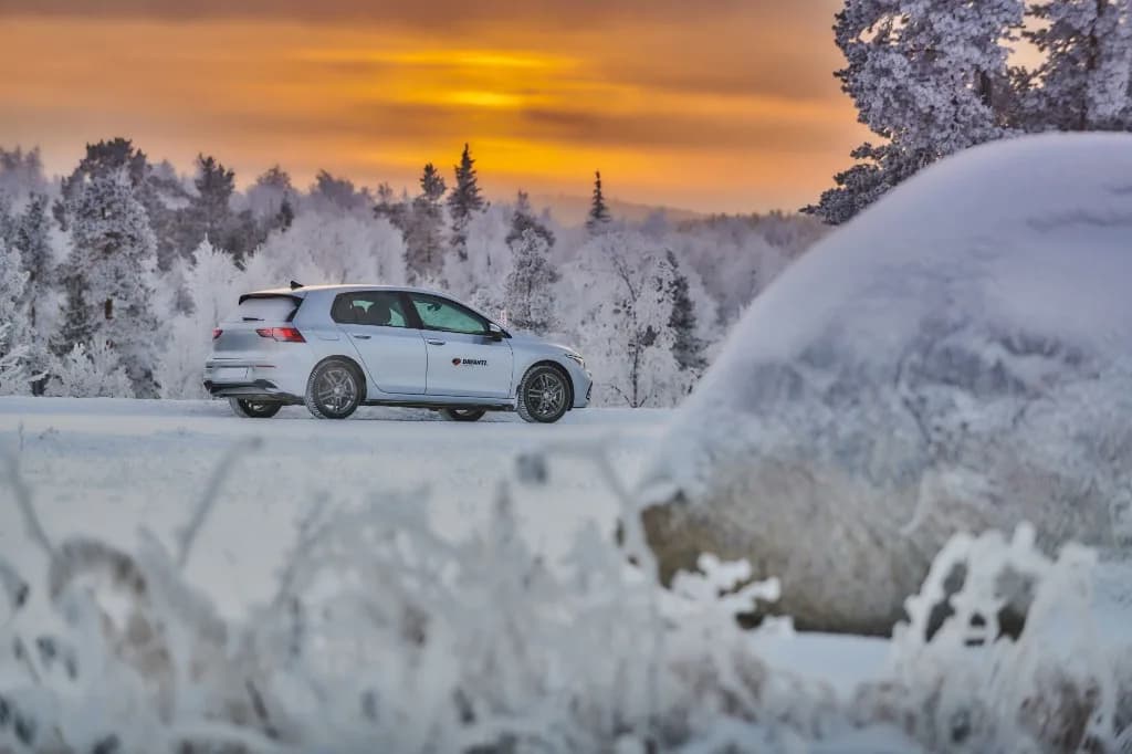Mașină hatchback pe drum înzăpezit la apus, cu logo Davanti pe portieră