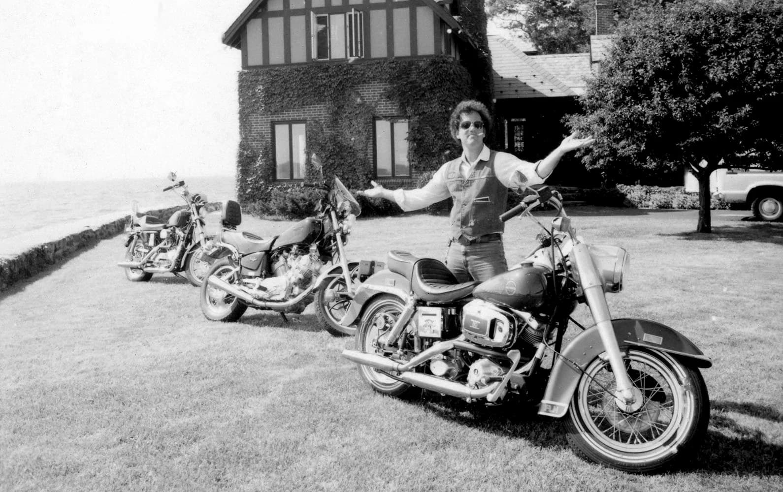 Billy Joel alături de motociclete din colecția sa personală