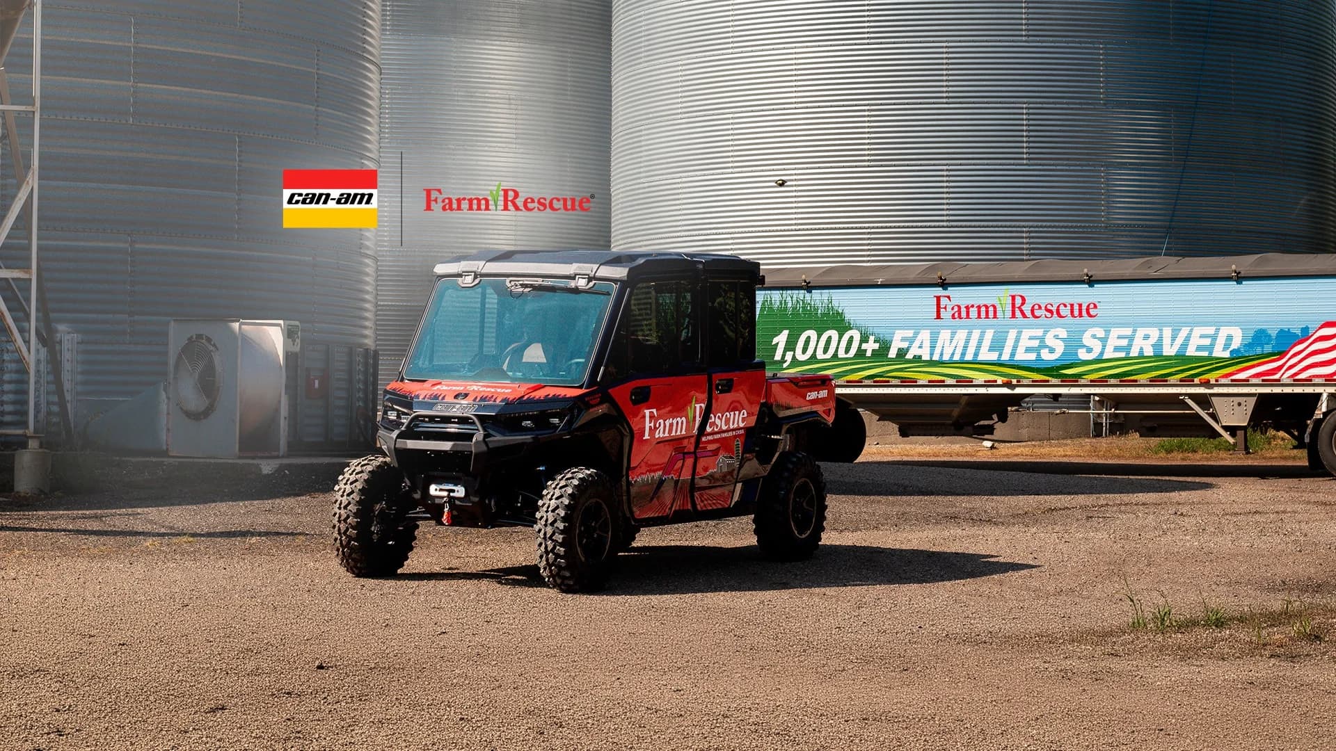 Can-Am Defender MAX personalizat pentru Farm Rescue, parcat în fața unor silozuri agricole
