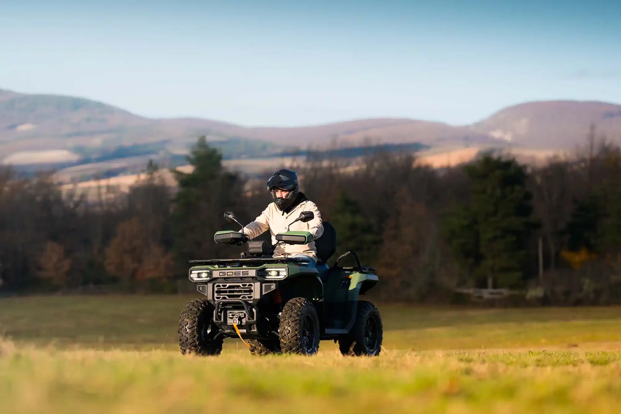ATV GOES TERROX 550 fotografiat pe un drum forestier
