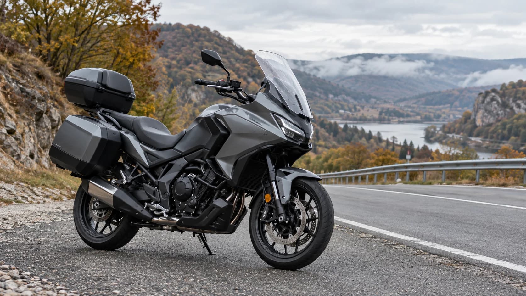 Motocicletă touring gri pe un drum național din România, fotografiată editorial fără sigle vizibile