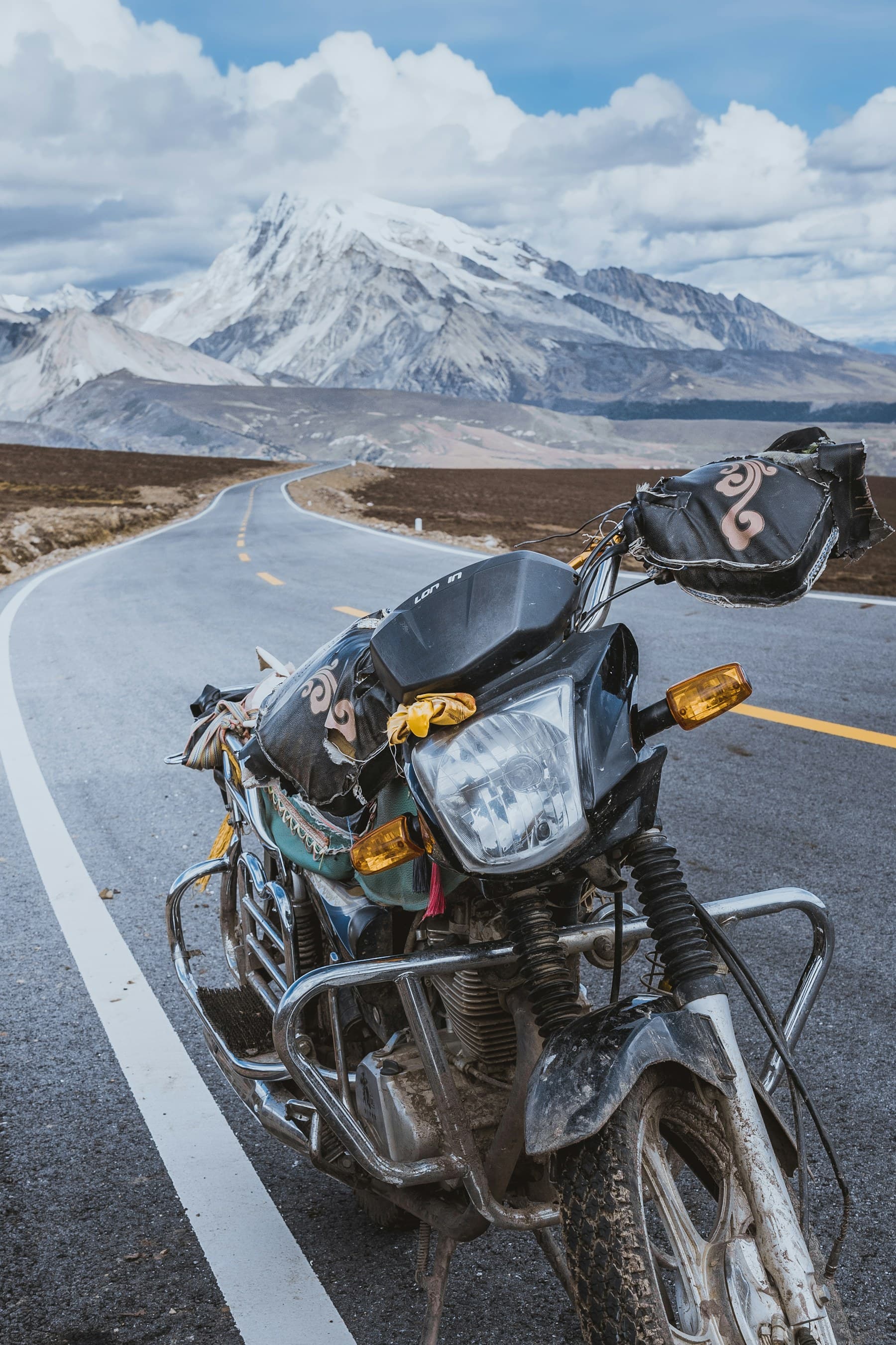 Motocicletă oprită pe un drum de munte