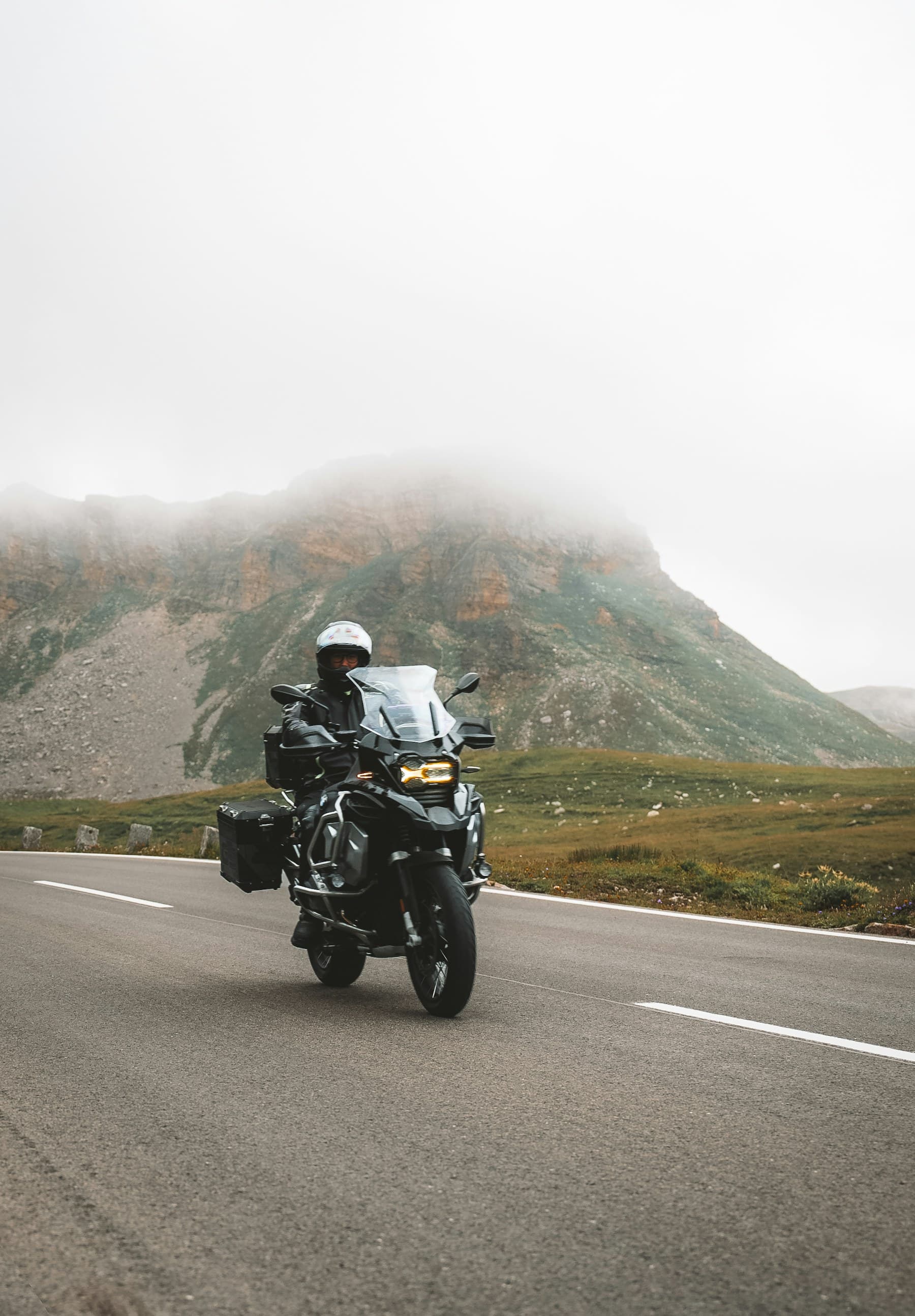 Motociclist pe un drum montan asfaltat